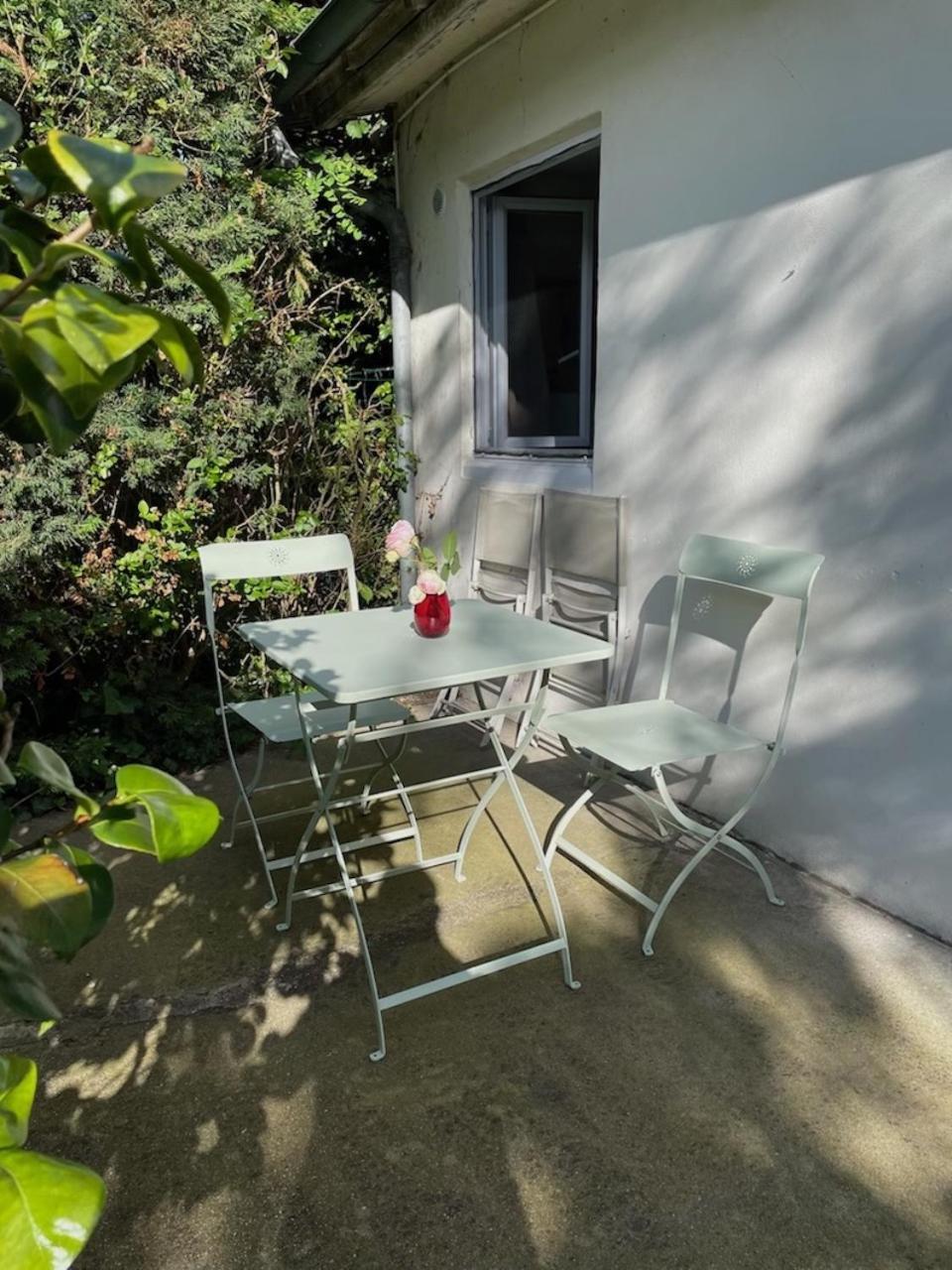 Maisonnette Dans Jardin Partage Colombes  Exterior photo